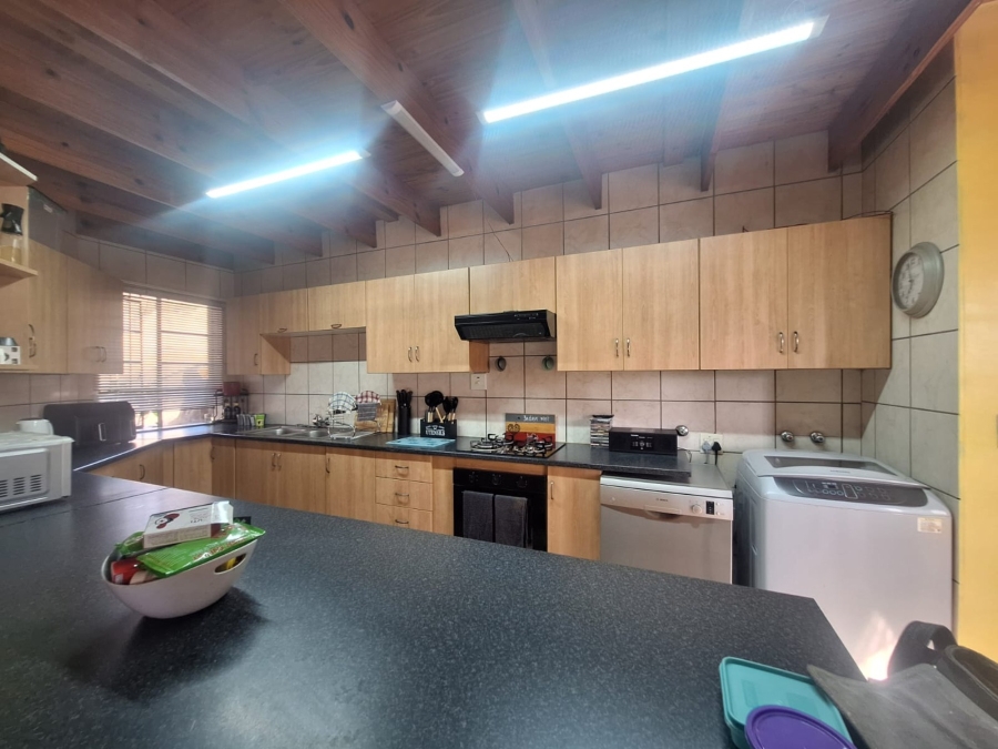 6 Bedroom Property for Sale in Meerhof North West